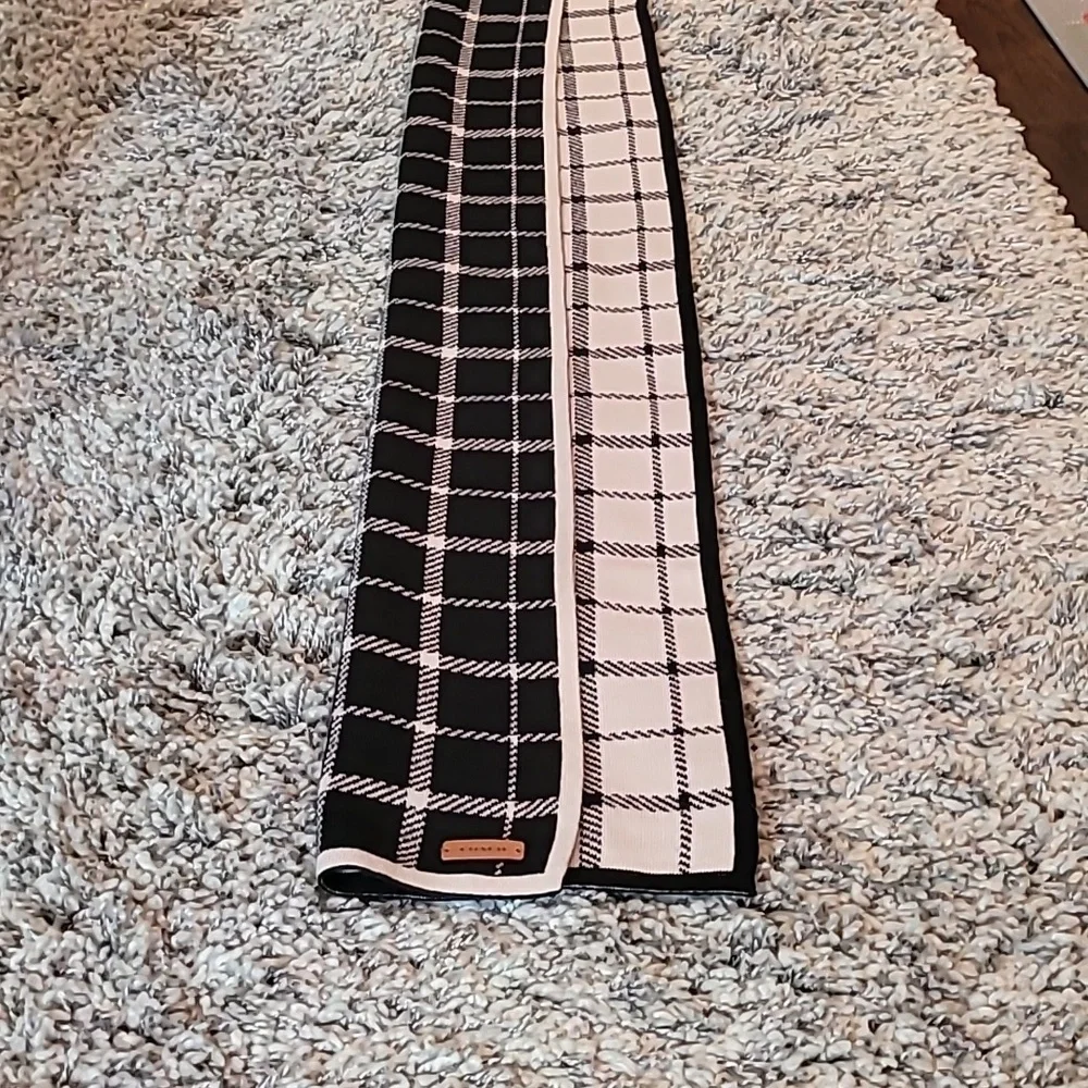 Coach Scarf - Picture 9 of 9